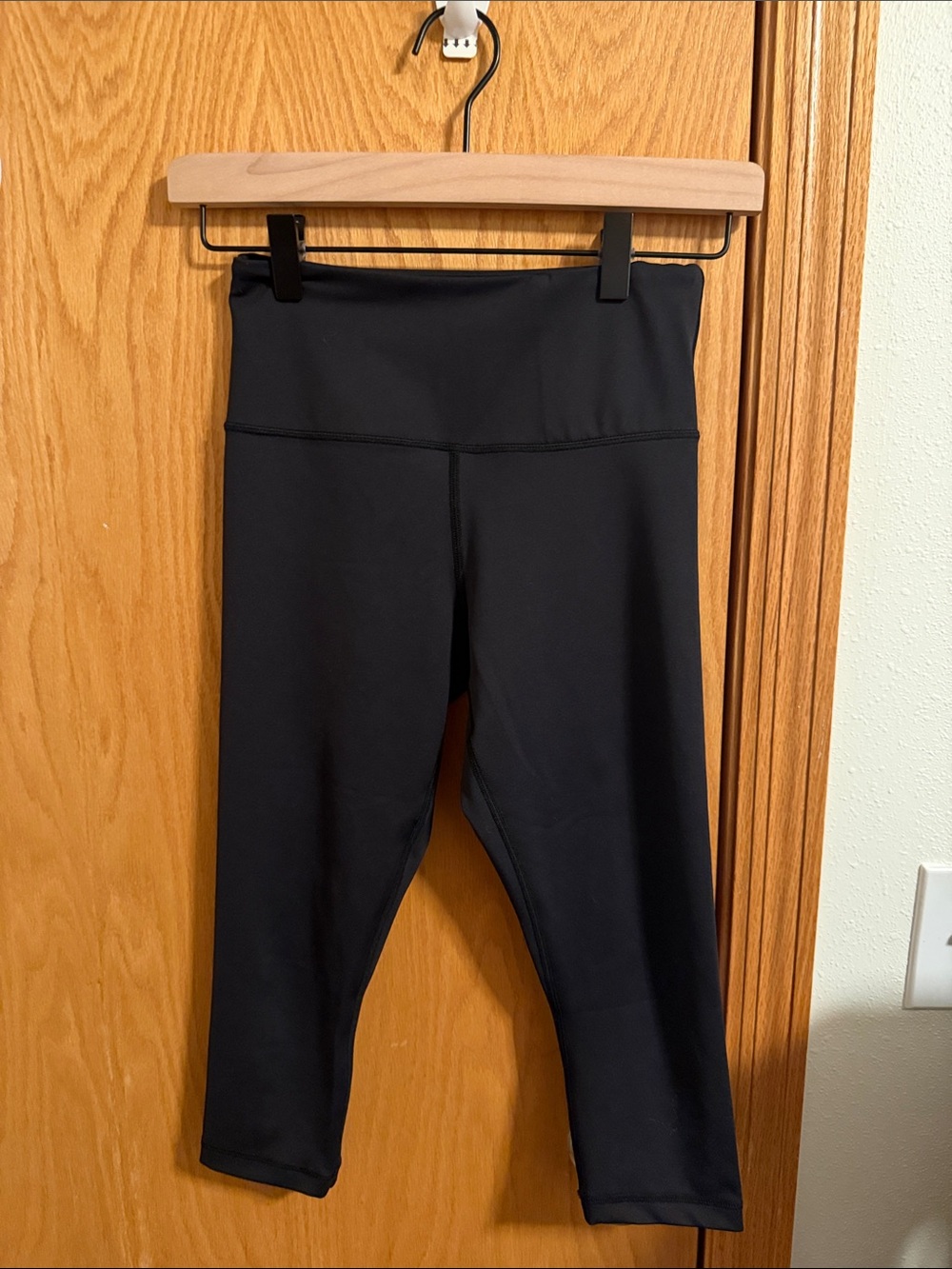 NWOT Zyia Women's Black High-Waist Capri Leggings